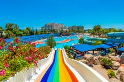 VON RESORT GOLDEN COAST Pools & Beach